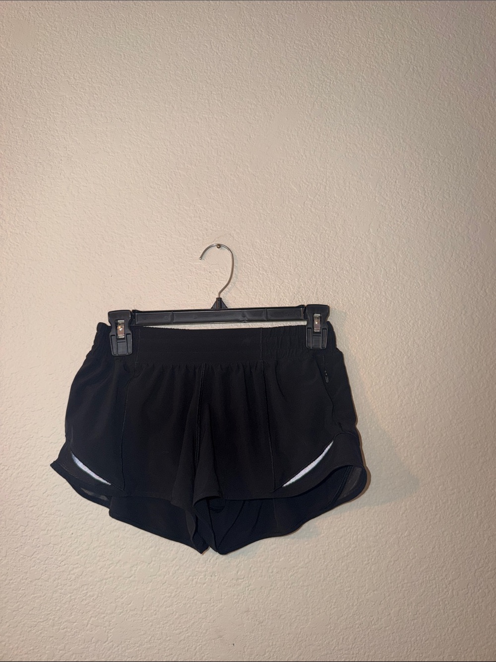Lululemon Hotty Hot Low-Rise Lined Short 2.5" - Picture 3 of 3